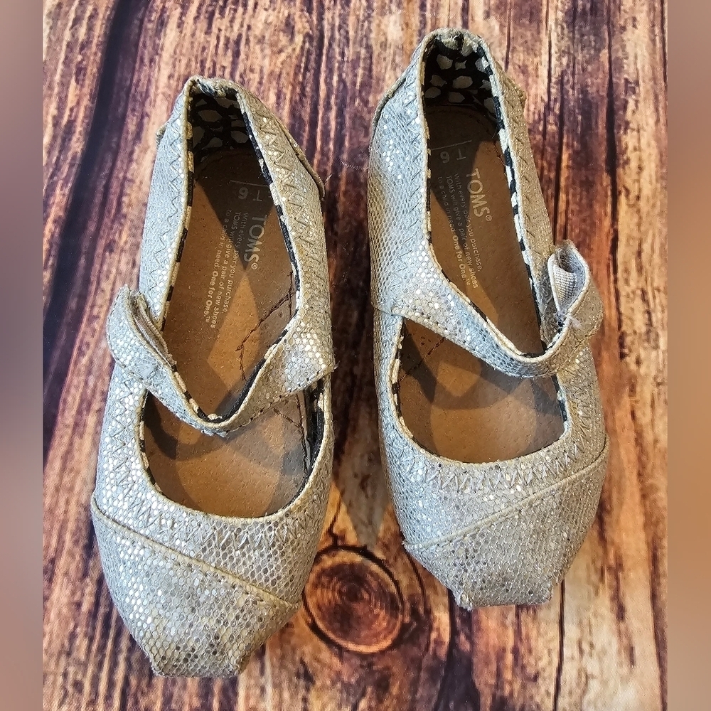 Toms Tiny Toms Toddler Baby Girl Size 6 Gold Glitter Mary Jane Shoes. Super cute
